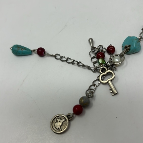 Fatima's hand bracelet with silver-colored turquoise stones and red Stones. - Picture 5 of 6